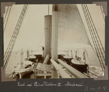 Collectie NMvWereldculturen, RV-A102-1-4, 'Dek van de Prins Willem II, hulpzeil'. Foto- G.M. Versteeg, 1903-1904