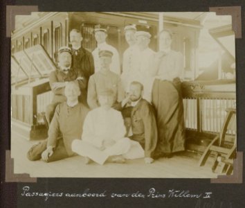 Collectie NMvWereldculturen, RV-A102-1-3, 'Passagiers aan boord van den Prins Willem II'. Foto- G.M. Versteeg, 1903-1904