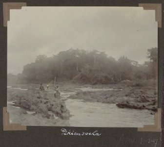 Collectie NMvWereldculturen, RV-A102-1-247, 'Pikiensoela'. Foto- G.M. Versteeg, 1903-1904