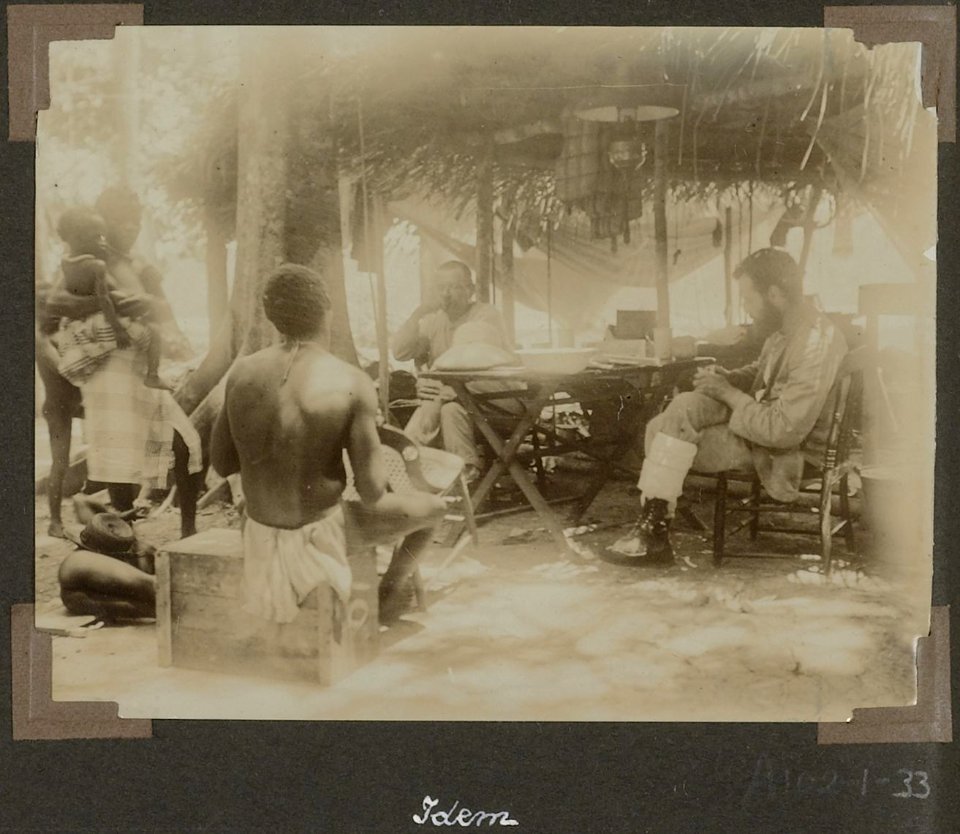 Collectie NMvWereldculturen, RV-A102-1-33, 'Boschnegers op bezoek in het Goninimondkamp'. Foto- G.M. Versteeg, 1903-1904