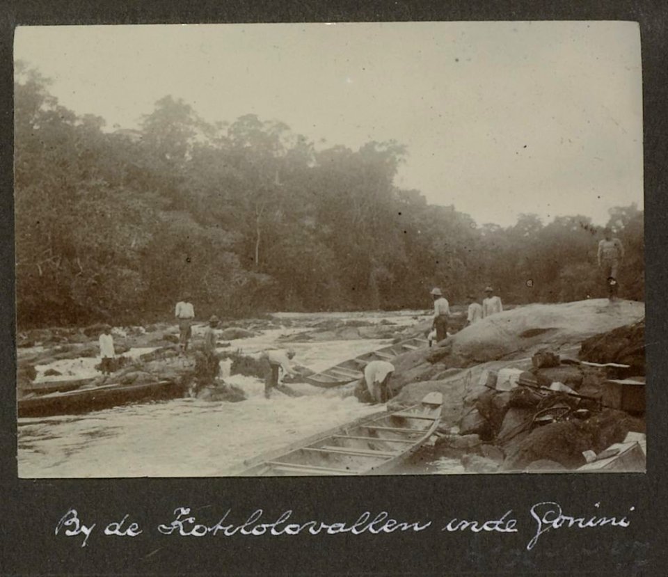 Collectie NMvWereldculturen, RV-A102-1-47, 'Bij de Kotilolovallen in de Gonini'. Foto- G.M. Versteeg, 1903-1904