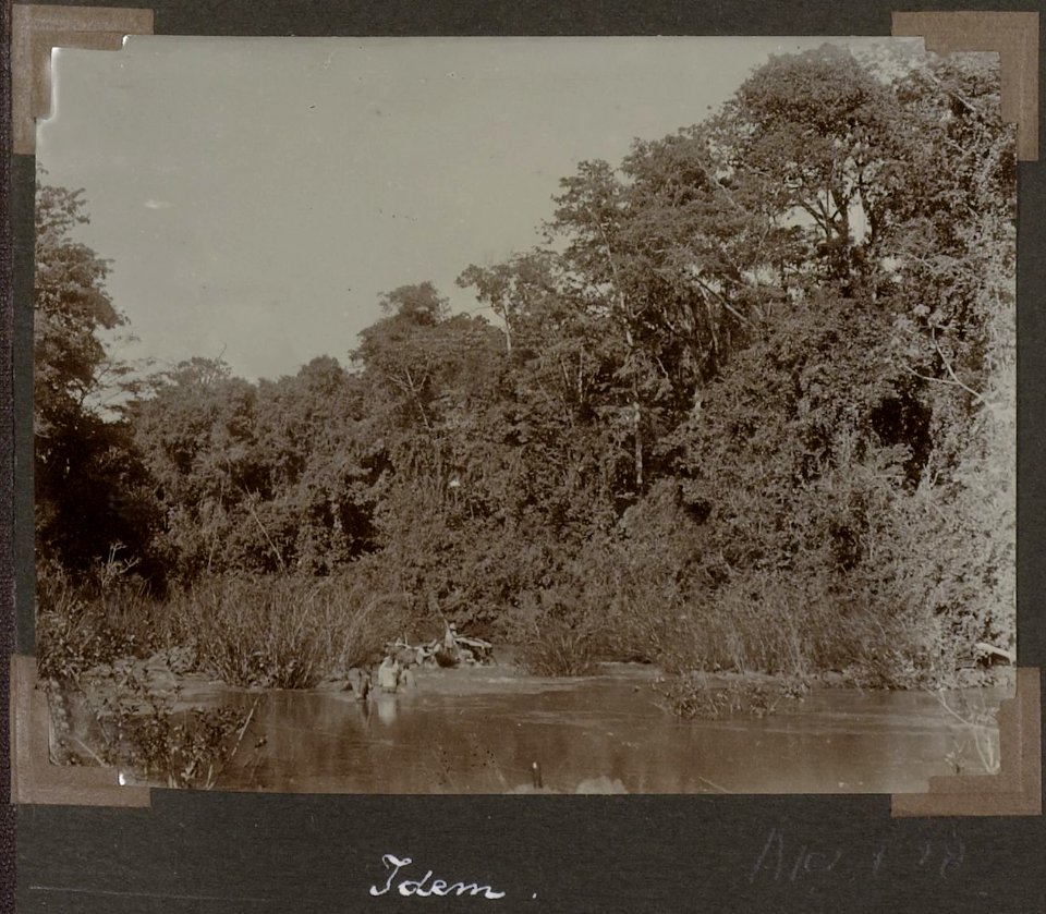 Collectie NMvWereldculturen, RV-A102-1-28, 'Opgaan van Singatetee'. Foto- G.M. Versteeg, 1903-1904