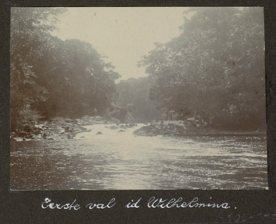 Collectie NMvWereldculturen, RV-A102-1-50, 'Eerste val in de Wilhelmina'. Foto- G.M. Versteeg, 1903-1904