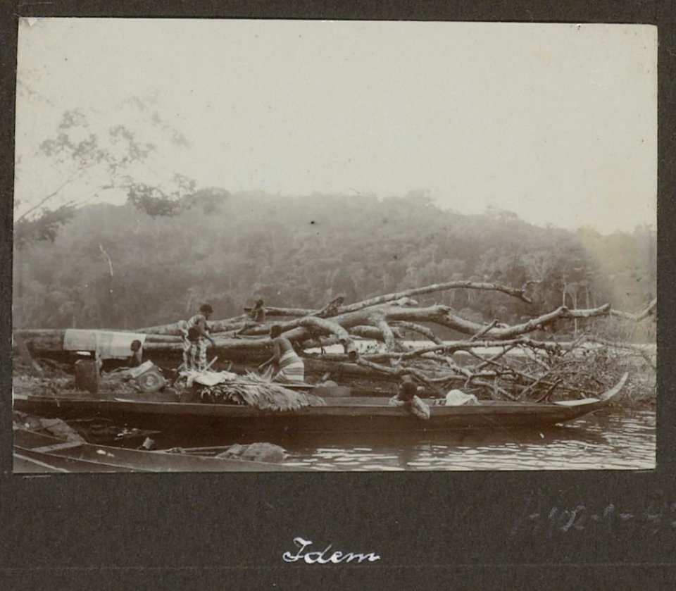 Collectie NMvWereldculturen, RV-A102-1-40, 'Aanlegplaats te Manlobbi'. Foto- G.M. Versteeg, 1903-1904