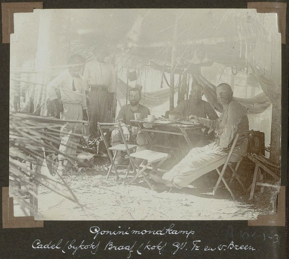 Collectie NMvWereldculturen, RV-A102-1-31, 'Goninimondkamp. Cadel (bijkok) Braaf (kok) G.M. Versteeg, A. Franssen Herderschee en van Breen'. Foto- G.M. Versteeg, 1903-1904