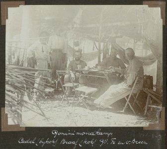 Collectie NMvWereldculturen, RV-A102-1-31, 'Goninimondkamp. Cadel (bijkok) Braaf (kok) G.M. Versteeg, A. Franssen Herderschee en van Breen'. Foto- G.M. Versteeg, 1903-1904