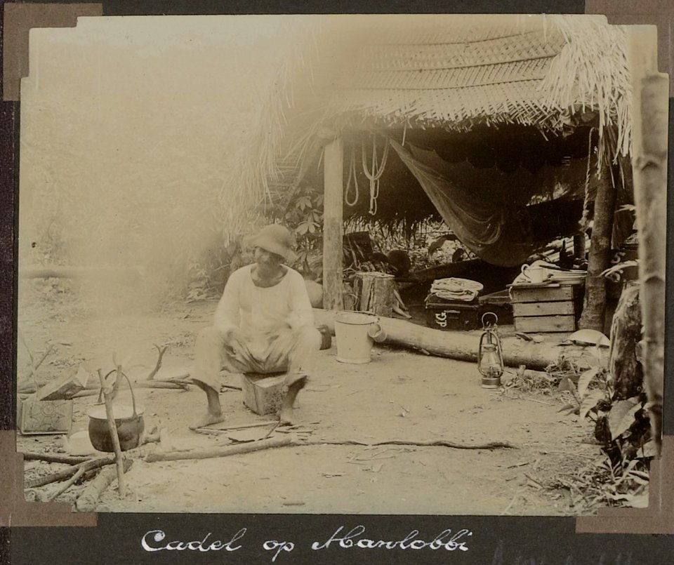 Collectie NMvWereldculturen, RV-A102-1-54, 'Cadel op Manlobbi'. Foto- G.M. Versteeg, 1903-1904