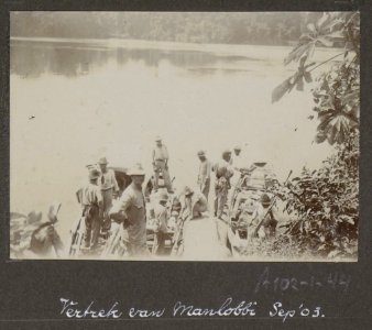 Collectie NMvWereldculturen, RV-A102-1-44, 'Vertrek van Manlobbi. September 1903'. Foto- G.M. Versteeg, 1903