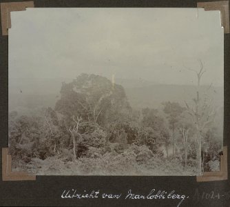 Collectie NMvWereldculturen, RV-A102-1-35, 'Uitzicht van Manlobbiberg'. Foto- G.M. Versteeg, 1903-1904