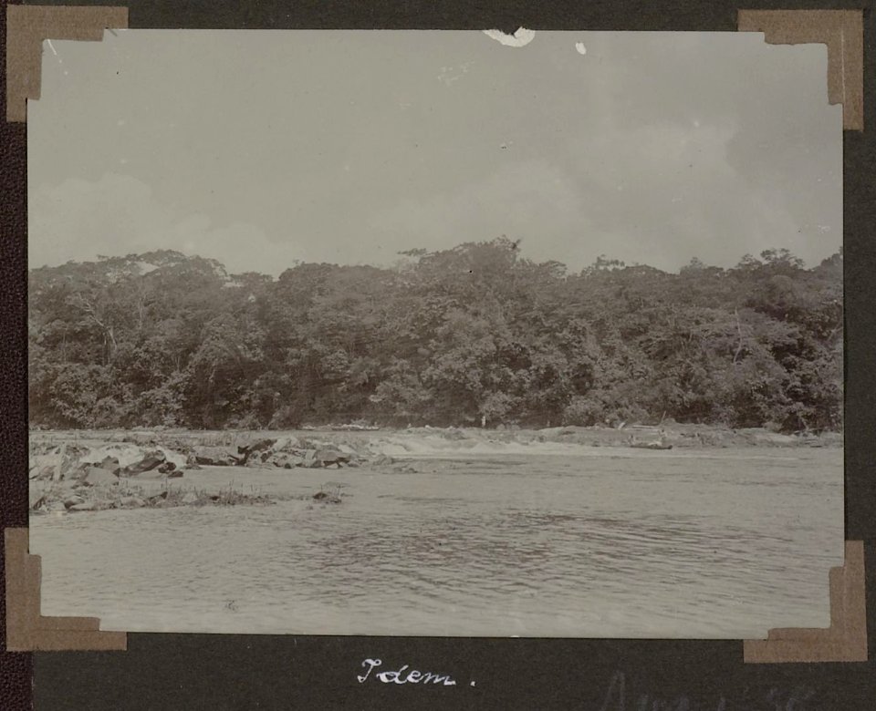 Collectie NMvWereldculturen, RV-A102-1-58, 'Gransoela in de Gonini'. Foto- G.M. Versteeg, 1903-1904