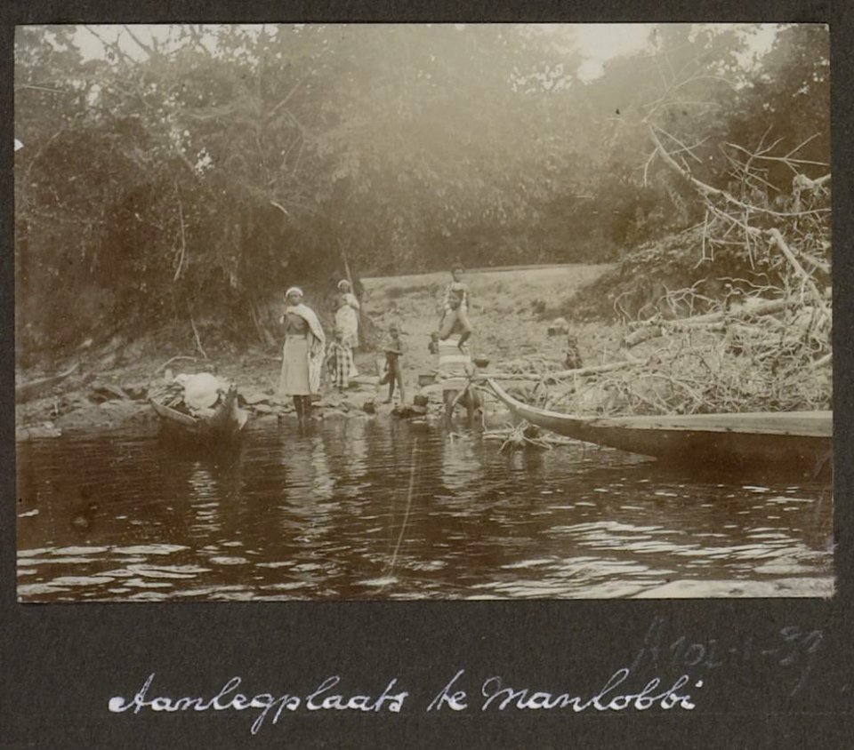 Collectie NMvWereldculturen, RV-A102-1-39, 'Aanlegplaats te Manlobbi'. Foto- G.M. Versteeg, 1903-1904