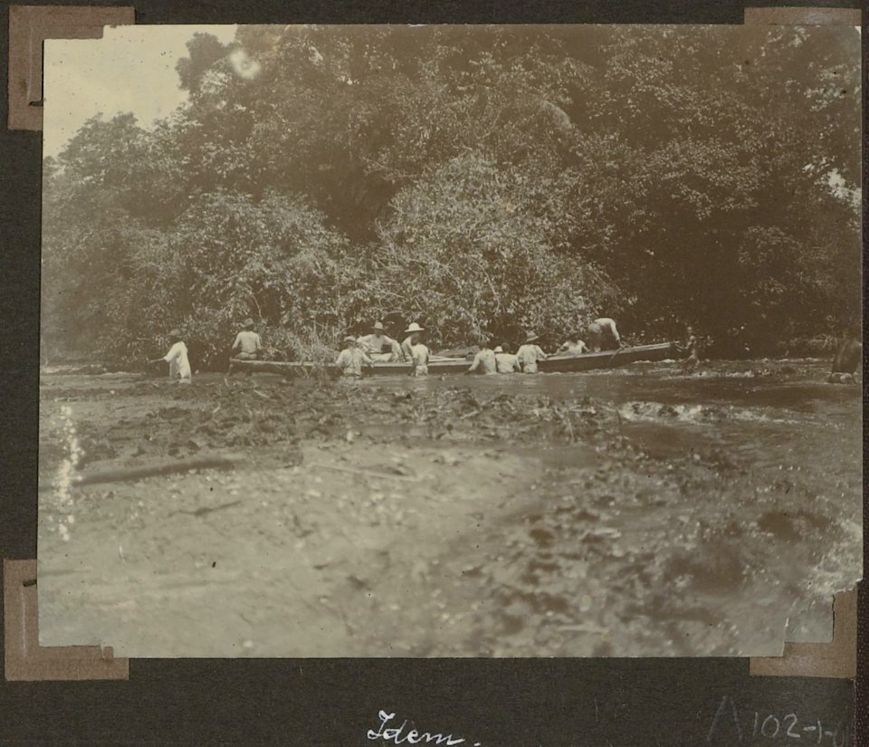 Collectie NMvWereldculturen, RV-A102-1-61, 'Langasoela in de gonini'. Foto- G.M. Versteeg, 1903-1904