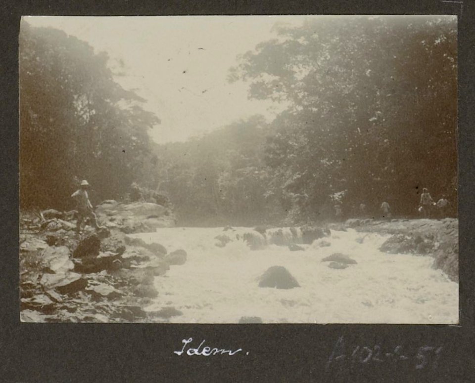 Collectie NMvWereldculturen, RV-A102-1-51, 'Eerste val in de Wilhelmina'. Foto- G.M. Versteeg, 1903-1904