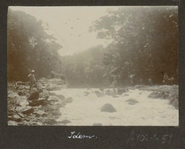Collectie NMvWereldculturen, RV-A102-1-51, 'Eerste val in de Wilhelmina'. Foto- G.M. Versteeg, 1903-1904