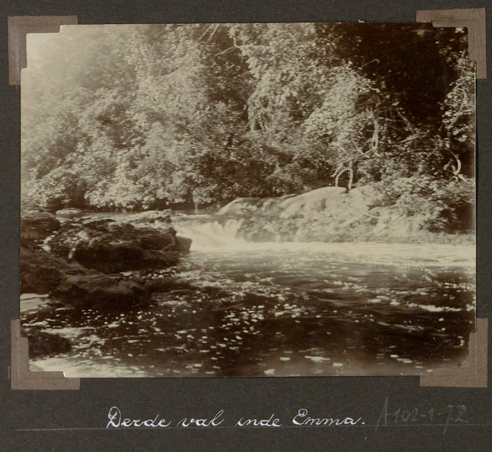 Collectie NMvWereldculturen, RV-A102-1-72, 'Derde val in de Emma'. Foto- G.M. Versteeg, 1903-1904