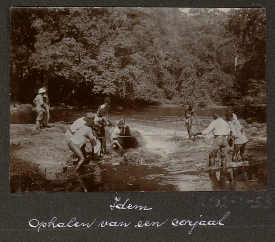 Collectie NMvWereldculturen, RV-A102-1-53, 'Derde val in de Wilhelmina, ophalen van de corjaal'. Foto- G.M. Versteeg, 1903-1904