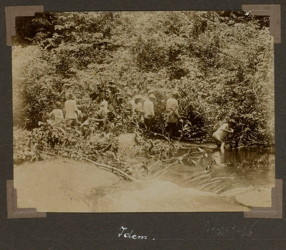 Collectie NMvWereldculturen, RV-A102-1-76, 'Boomversperring in de Emma'. Foto- G.M. Versteeg, 1903-1904