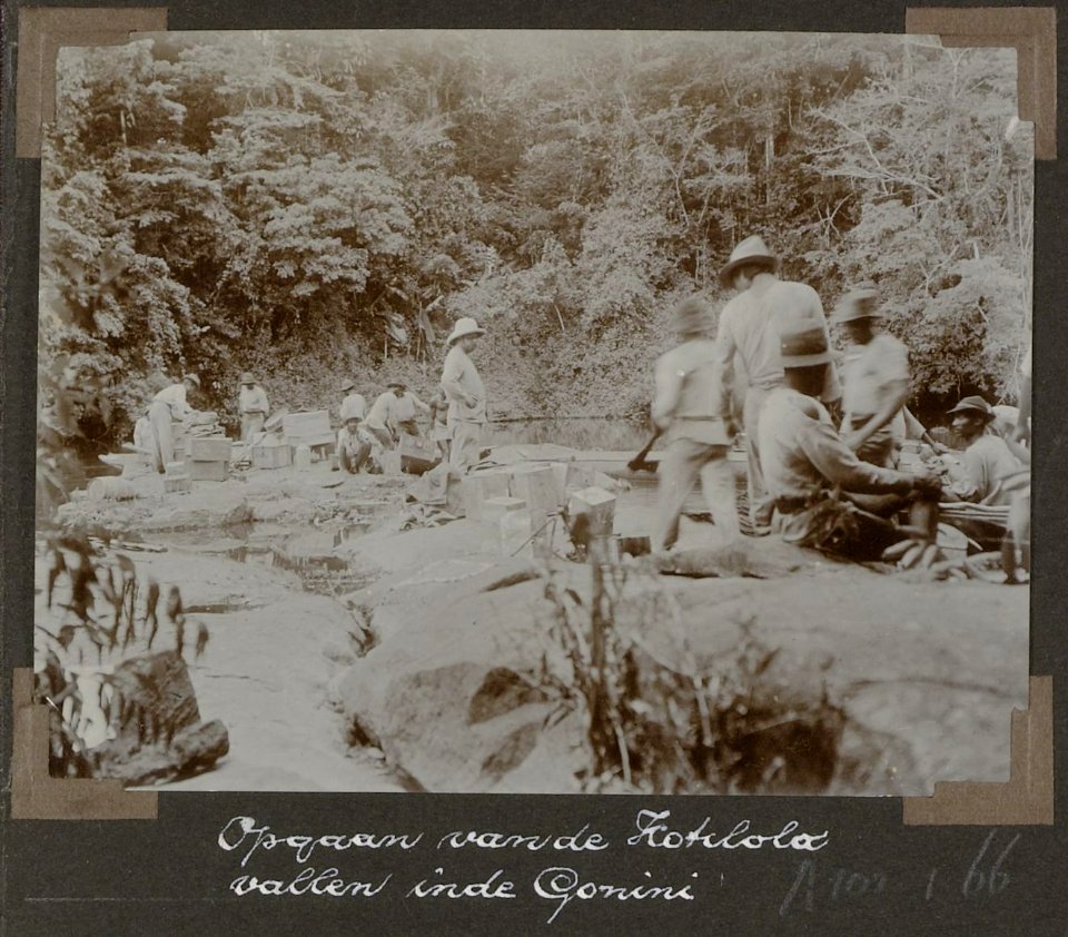 Collectie NMvWereldculturen, RV-A102-1-66, 'Opgaan van de Kotilolovallen in de Gonini'. Foto- G.M. Versteeg, 1903-1904