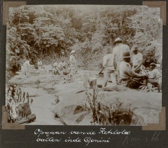 Collectie NMvWereldculturen, RV-A102-1-66, 'Opgaan van de Kotilolovallen in de Gonini'. Foto- G.M. Versteeg, 1903-1904