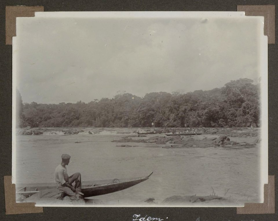 Collectie NMvWereldculturen, RV-A102-1-57, 'Gransoela in de Gonini'. Foto- G.M. Versteeg, 1903-1904