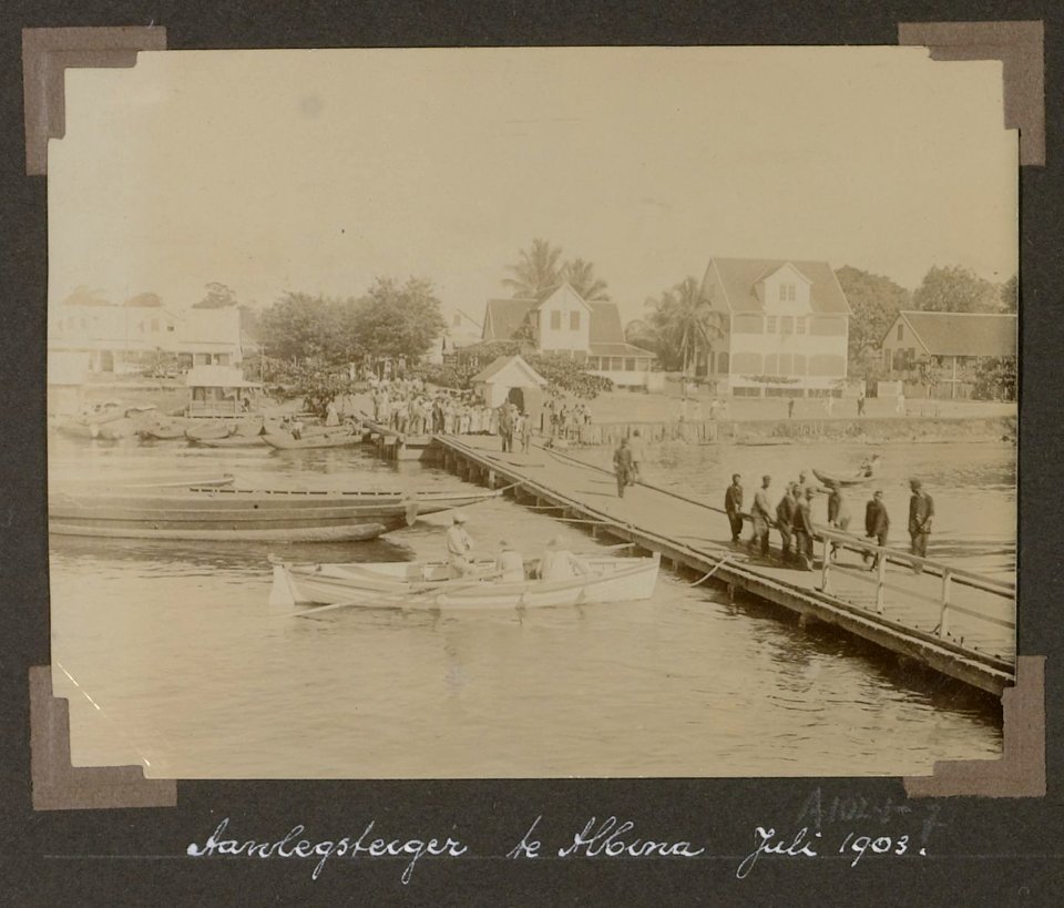 Collectie NMvWereldculturen, RV-A102-1-7, 'Aanlegsteiger te Albina'. Foto- G.M. Versteeg, 1903-1904