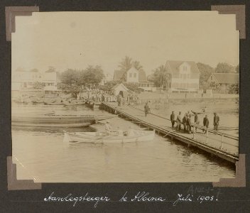 Collectie NMvWereldculturen, RV-A102-1-7, 'Aanlegsteiger te Albina'. Foto- G.M. Versteeg, 1903-1904