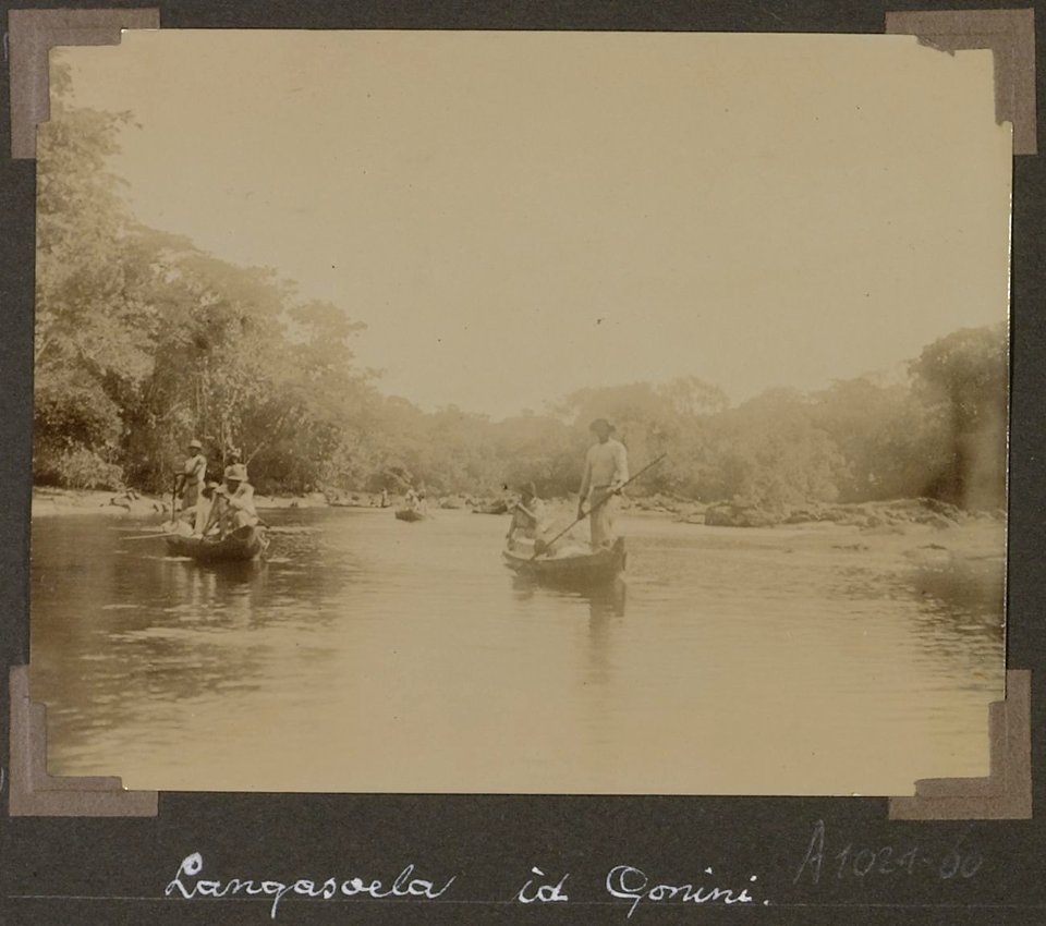 Collectie NMvWereldculturen, RV-A102-1-60, 'Langasoela in de gonini'. Foto- G.M. Versteeg, 1903-1904