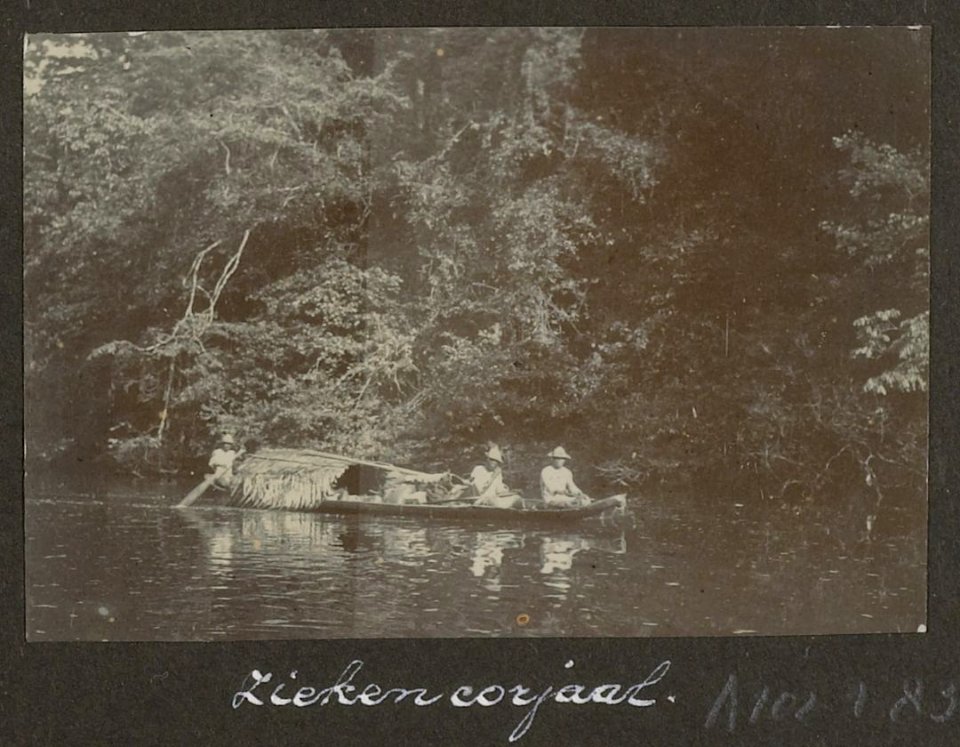 Collectie NMvWereldculturen, RV-A102-1-83, 'Zieken corjaal'. Foto- G.M. Versteeg, 1903-1904