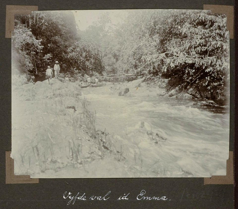 Collectie NMvWereldculturen, RV-A102-1-73, 'Vijfde val in de Emma'. Foto- G.M. Versteeg, 1903-1904
