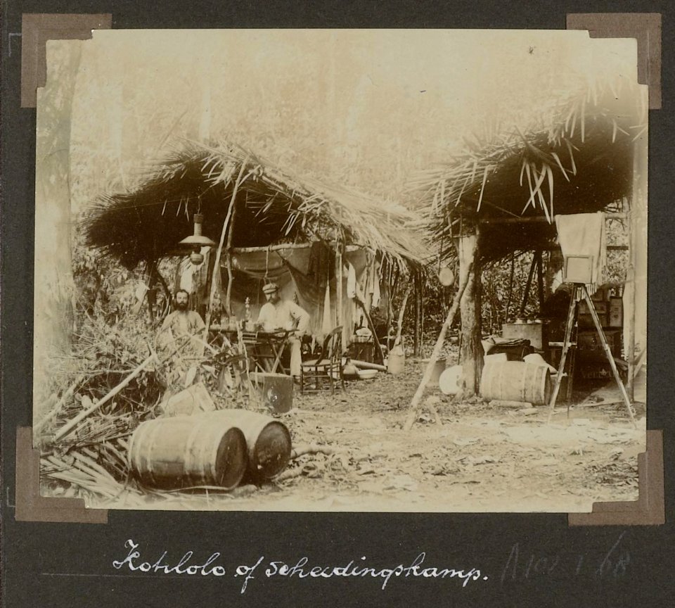 Collectie NMvWereldculturen, RV-A102-1-68, 'Kotilolo of scheidingskamp'. Foto- G.M. Versteeg, 1903-1904