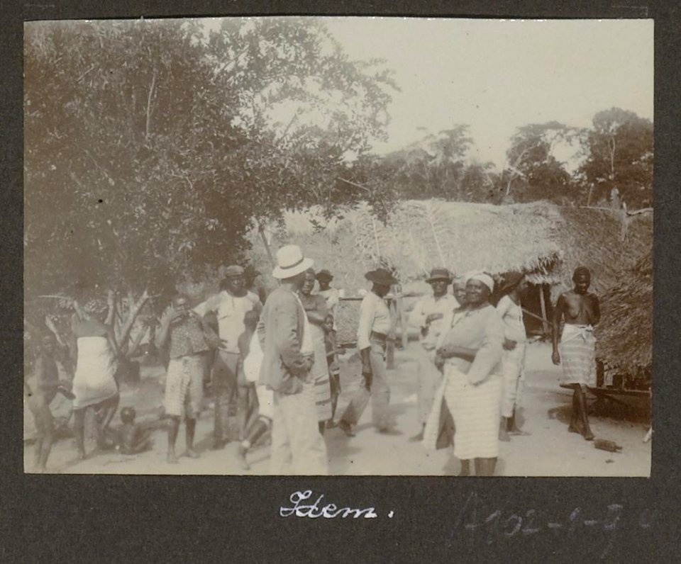Collectie NMvWereldculturen, RV-A102-1-94, 'Enfants Perdus'. Foto- G.M. Versteeg, 1903-1904