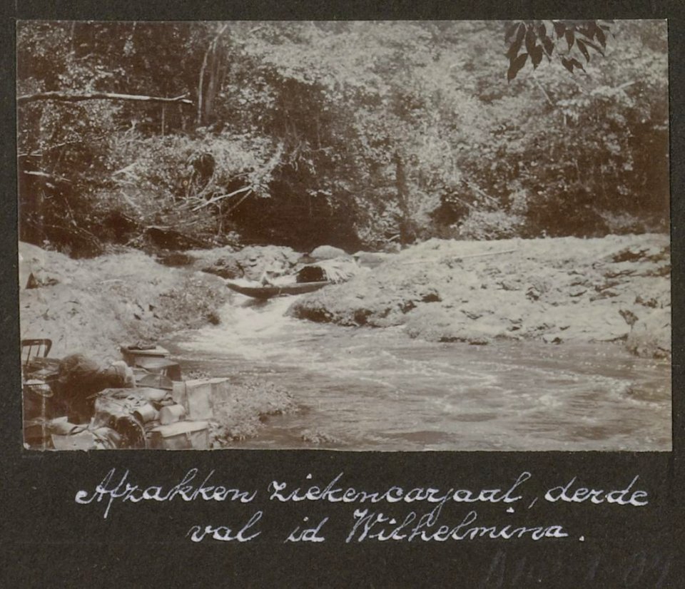 Collectie NMvWereldculturen, RV-A102-1-84, 'Afzakken ziekencorjaal, derde val in de Wilhelmina'. Foto- G.M. Versteeg, 1903-1904