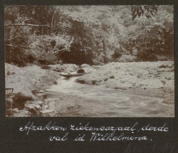 Collectie NMvWereldculturen, RV-A102-1-84, 'Afzakken ziekencorjaal, derde val in de Wilhelmina'. Foto- G.M. Versteeg, 1903-1904