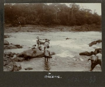 Collectie NMvWereldculturen, RV-A102-1-88, 'Op de Lawa'. Foto- G.M. Versteeg, 1903-1904