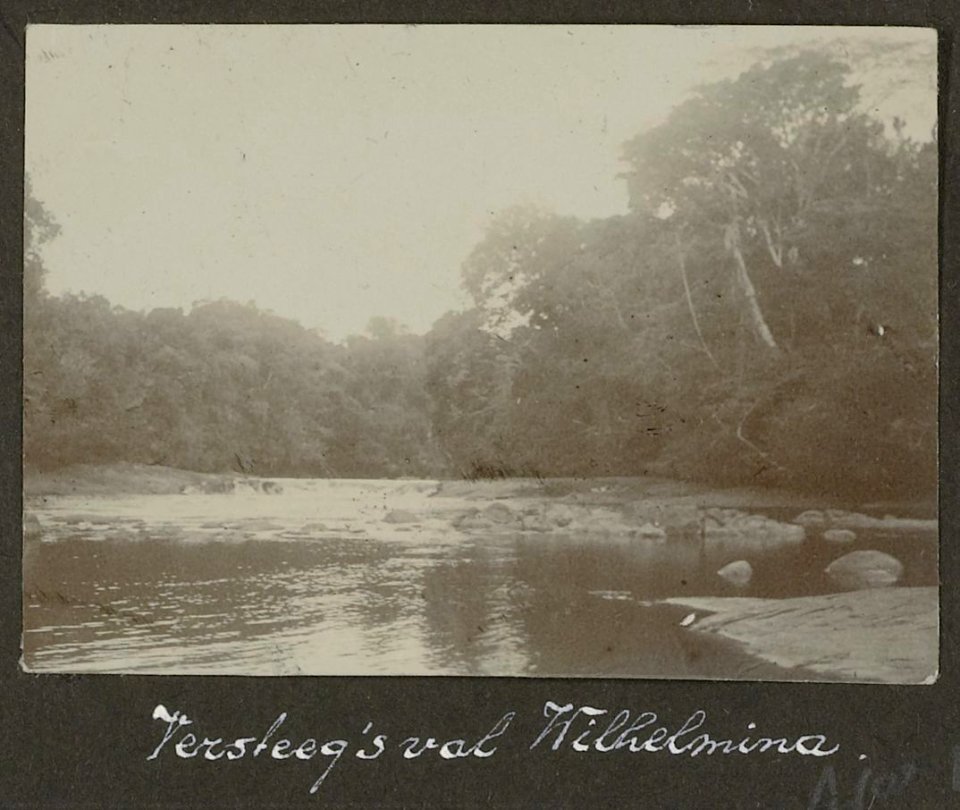 Collectie NMvWereldculturen, RV-A102-1-79, 'Versteeg's val Wilhelmina'. Foto- G.M. Versteeg, 1903-1904
