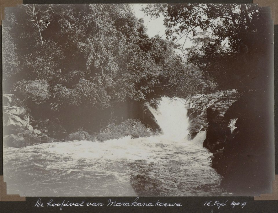 Collectie NMvWereldculturen, RV-A103-1-100, 'De hoofdval Marakanakoewa'. Foto- G.M. Versteeg, 16 september 1904