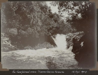 Collectie NMvWereldculturen, RV-A103-1-100, 'De hoofdval Marakanakoewa'. Foto- G.M. Versteeg, 16 september 1904