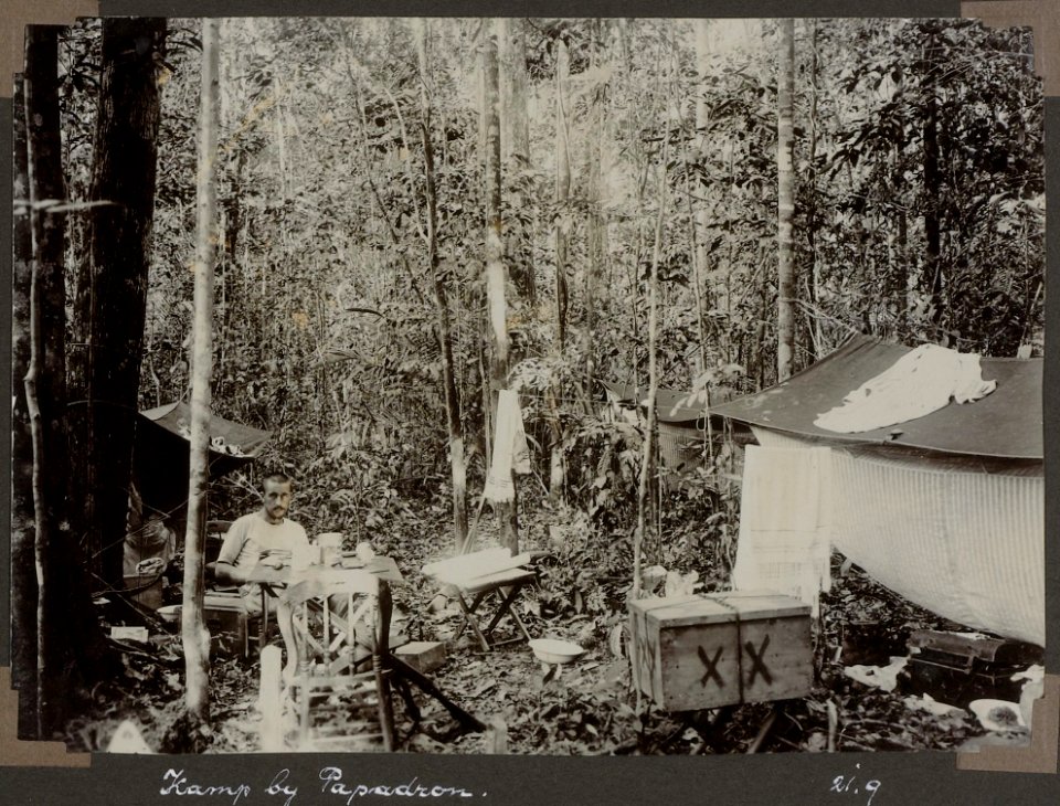 Collectie NMvWereldculturen, RV-A103-1-104, 'Kamp bij Papadron. C.H. de Goeje'. Foto- G.M. Versteeg, 21 september 1904