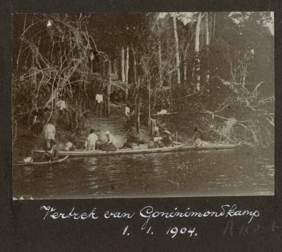 Collectie NMvWereldculturen, RV-A102-1-86, 'Vertrek van Goninimondkamp. 1 Januari 1904'. Foto- G.M. Versteeg, 1904