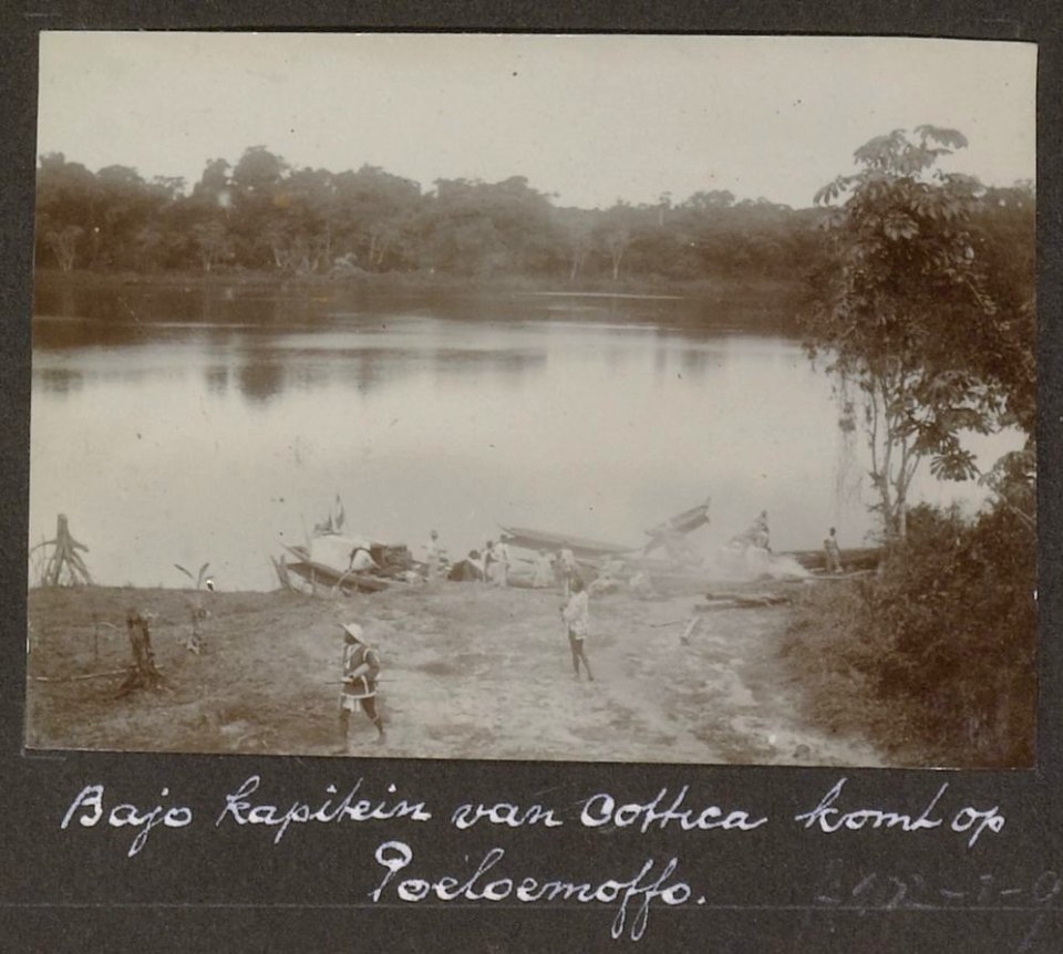 Collectie NMvWereldculturen, RV-A102-1-95, 'Bajo kapitein van Cottica komt op Poeloemoffo'. Foto- G.M. Versteeg, 1903-1904