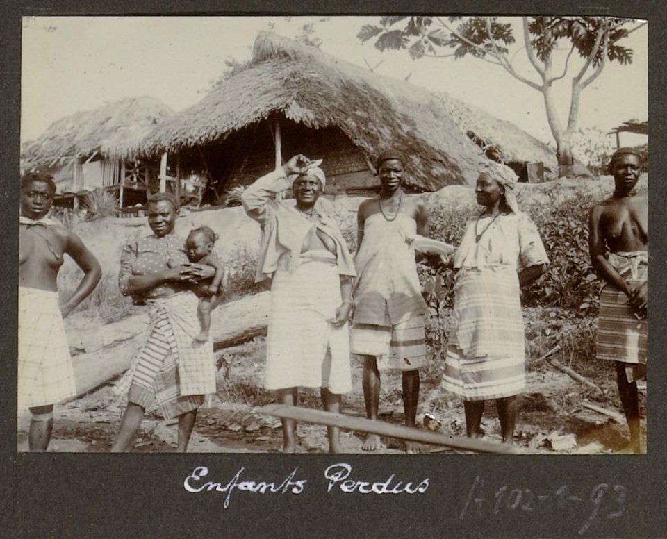 Collectie NMvWereldculturen, RV-A102-1-93, 'Enfants Perdus'. Foto- G.M. Versteeg, 1903-1904