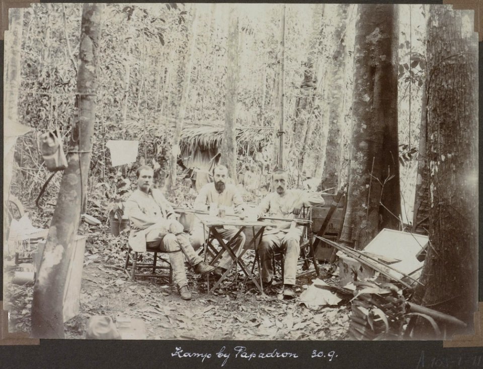 Collectie NMvWereldculturen, RV-A103-1-115, 'Kamp bij Papadron' A. Franssen Herderschee, G.M. Versteeg en C.H. de Goeje. Foto- G.M. Versteeg, 30 september 1904