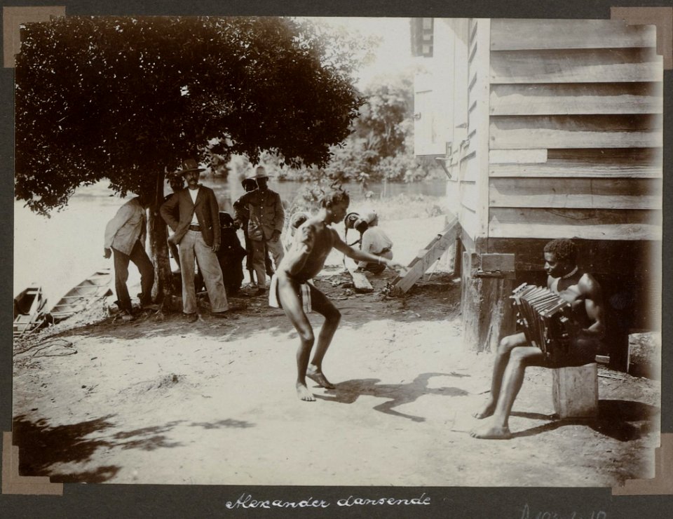 Collectie NMvWereldculturen, RV-A103-1-10, 'De jonge boschneger Alexander danst.'. Foto- G.M. Versteeg, 1904