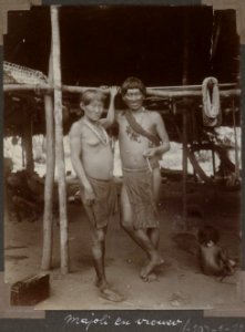 Collectie NMvWereldculturen, RV-A103-1-122, 'Majoli en vrouw'. Foto- G.M. Versteeg, 1904