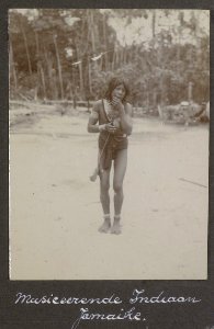 Collectie NMvWereldculturen, RV-A102-1-104, 'Musiceerende Indiaan, Jamaike'. Foto- G.M. Versteeg, 1903-1904