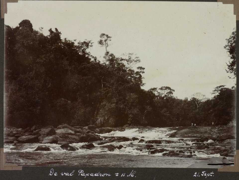 Collectie NMvWereldculturen, RV-A103-1-103, 'De val Papadron ± 11 meter'. Foto- G.M. Versteeg, 21 september 1904