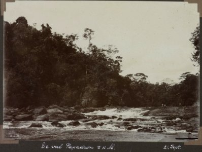 Collectie NMvWereldculturen, RV-A103-1-103, 'De val Papadron ± 11 meter'. Foto- G.M. Versteeg, 21 september 1904