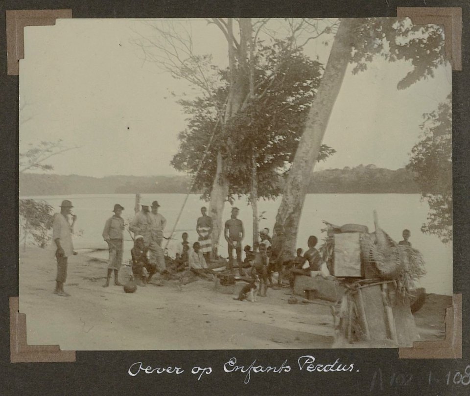 Collectie NMvWereldculturen, RV-A102-1-108, 'Oever op Enfants Perdus'. Foto- G.M. Versteeg, 1903-1904