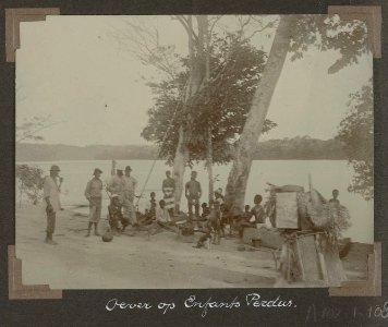 Collectie NMvWereldculturen, RV-A102-1-108, 'Oever op Enfants Perdus'. Foto- G.M. Versteeg, 1903-1904