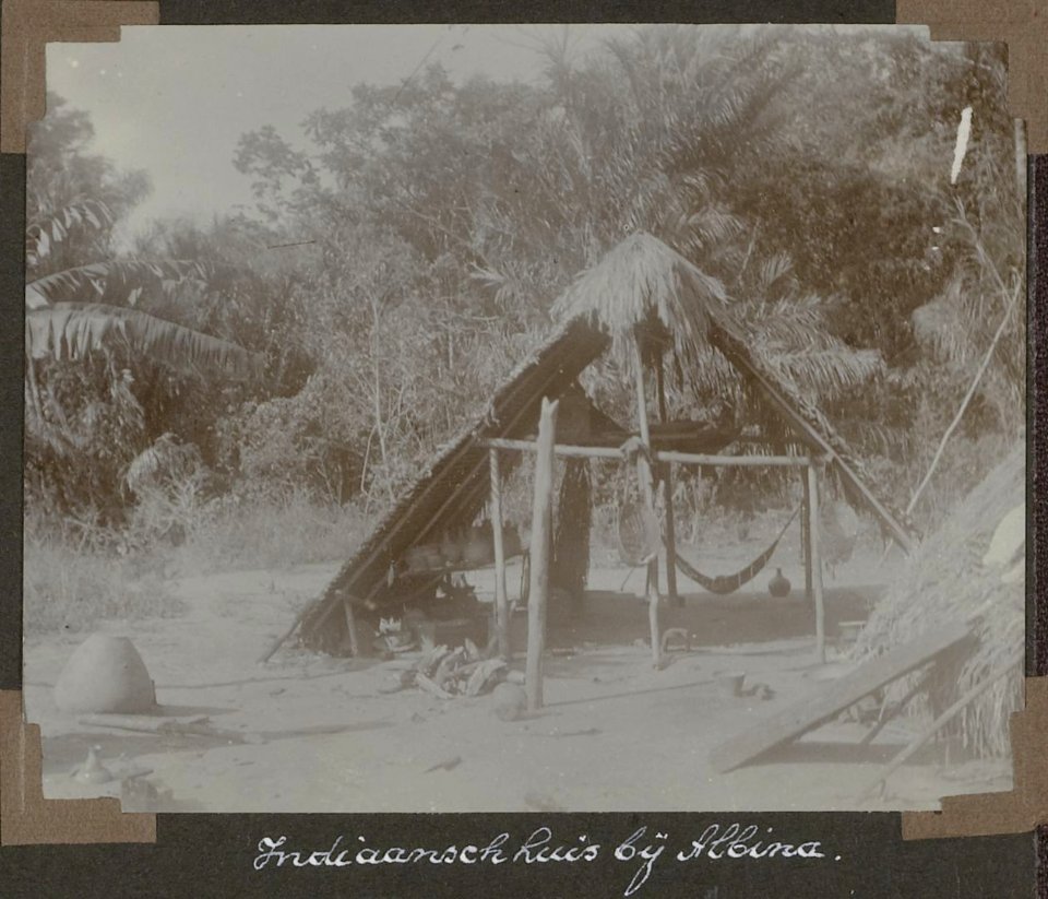Collectie NMvWereldculturen, RV-A103-1-13, 'Indiaansch huis bij Albina'. Foto- G.M. Versteeg, 1904
